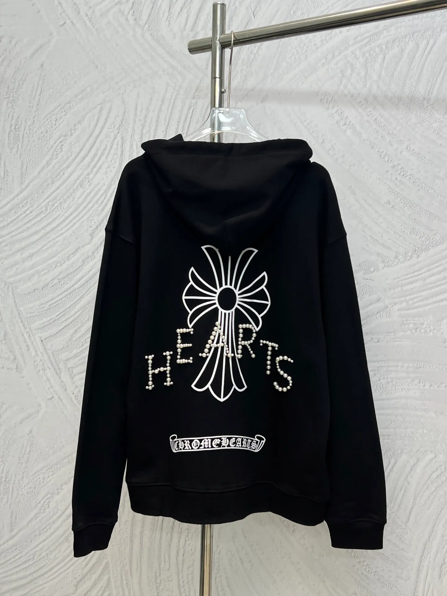 P350 𝗖𝗵𝗿𝗼𝗺𝗲 𝗛𝗲𝗮𝗿𝘁𝘀Cro Heart Pure cotton terry zipper hooded jacket High weight cotton double yarn 380g large terry fabric, fixed and dyed matching ribs, customized full set of accessories, clear letters and perfect restoration without difference. High-end atmosphere, full of class, imported rubber paddle printing graphics and customized bead blasting technology, all wiring is a special machine chain double line.  Size: M L XL XXL